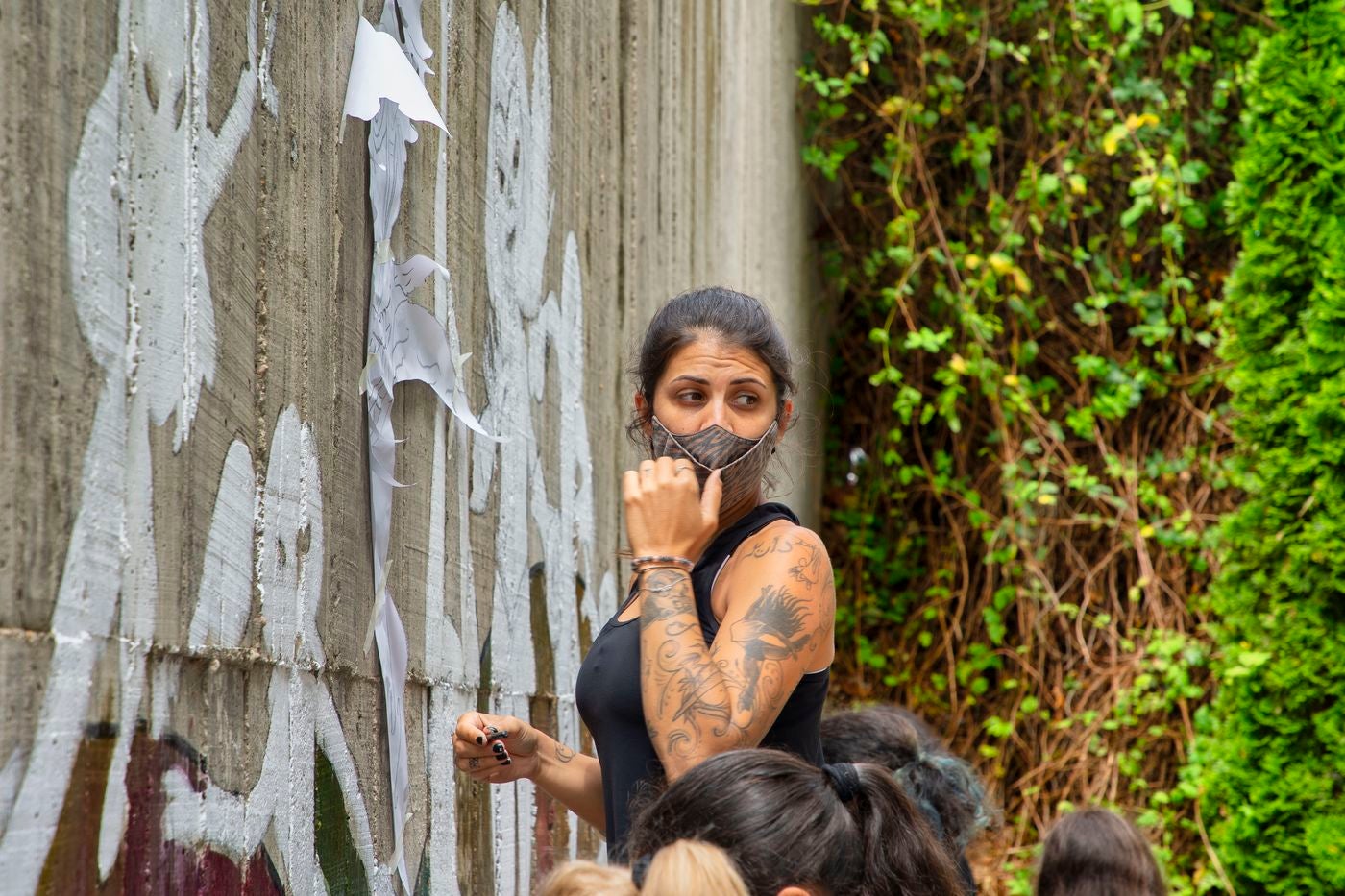 Un mural de superheroínas visibilizará el deporte femenino en el CEIP Margarita Salas de Arroyo (Valladolid), centro vencedor del reto de Afedecyl, impulsado por Iberdrola. En la imagen las niñas que están pintando el mural, junto a los responsables de la iniciativa y profesoras del centro; entre ellos, el dibujante leonés 'lolo'. 