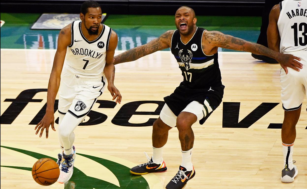 Kevin Durant y Milwaukee durante el partido.