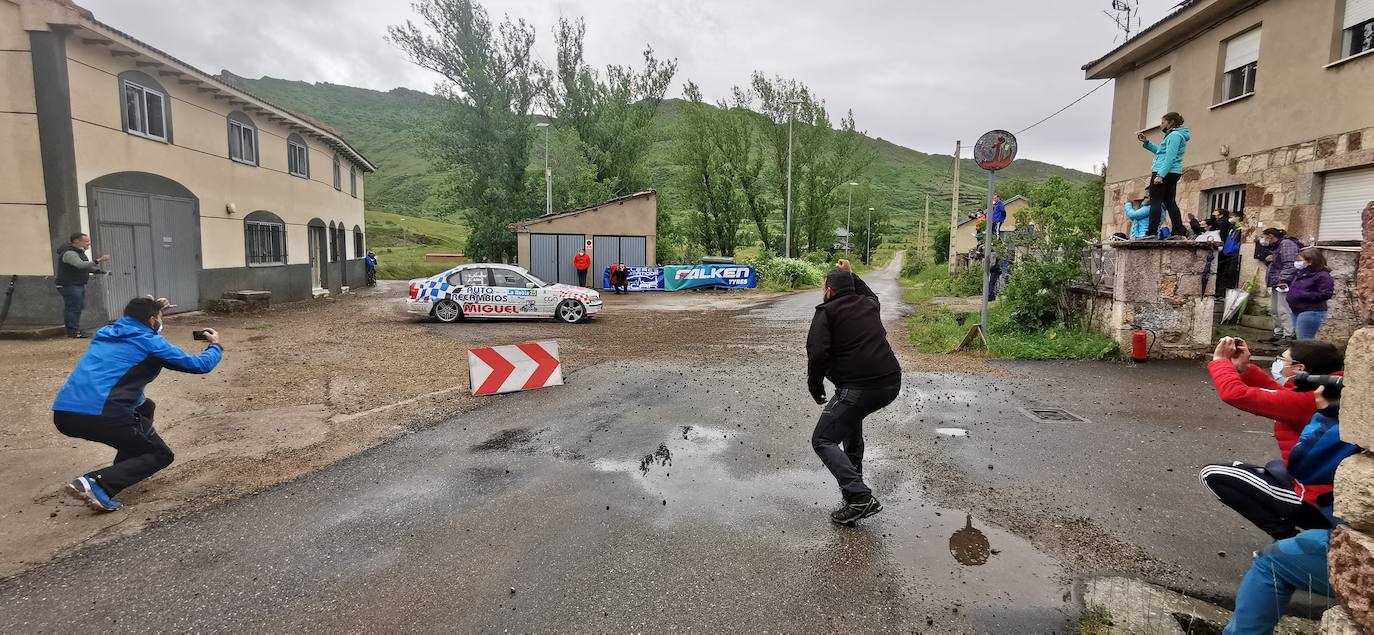 Las carreteras y curvas de la montaña central leonesa se convierten este sábado en el circuito del XXIII Rallye de León con etapas que recorren desde los tramos de la mina en la zona de Gordón hasta los valles de Arbás y Omaña