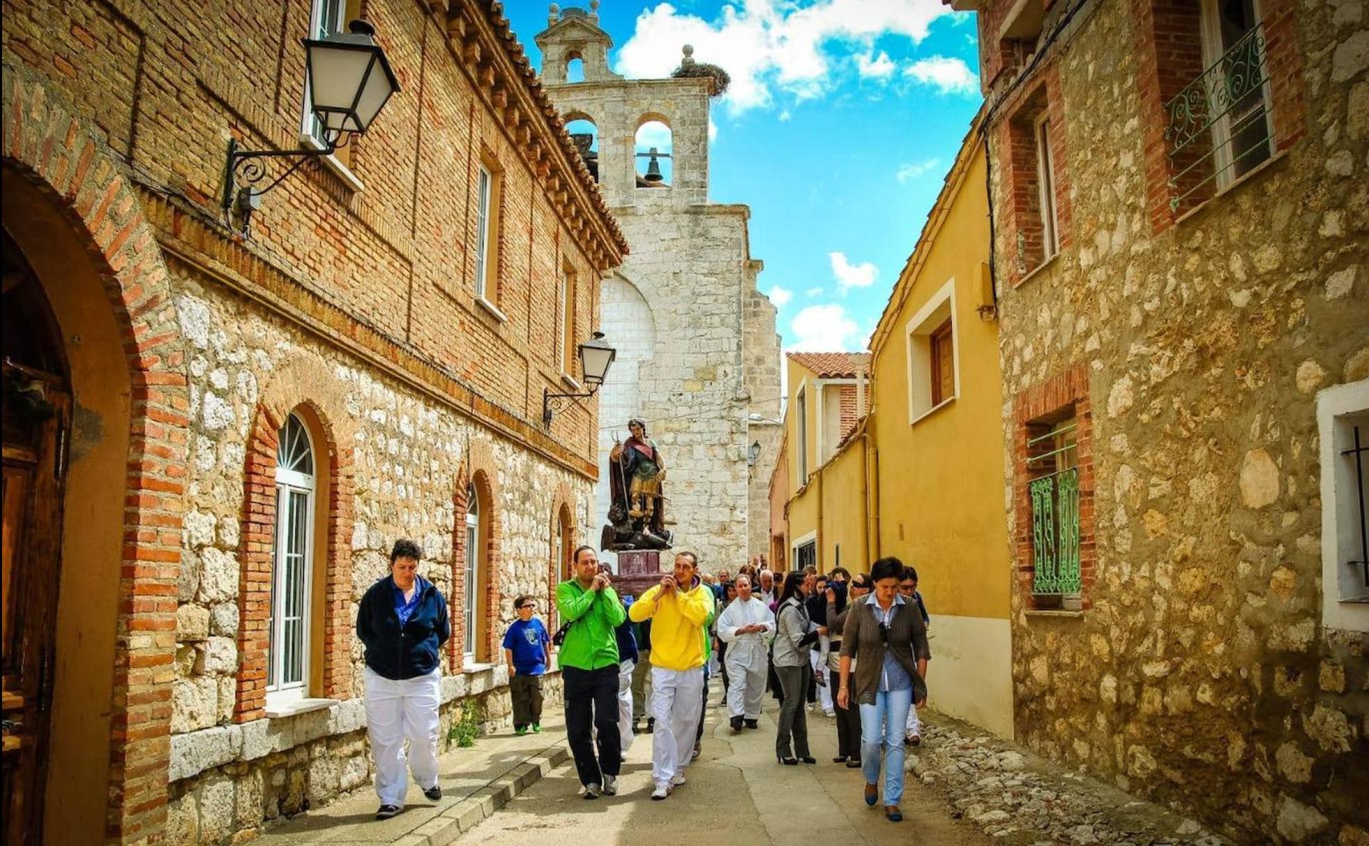 Procesión de San Miguel por las calles de Tariego de Cerrato.