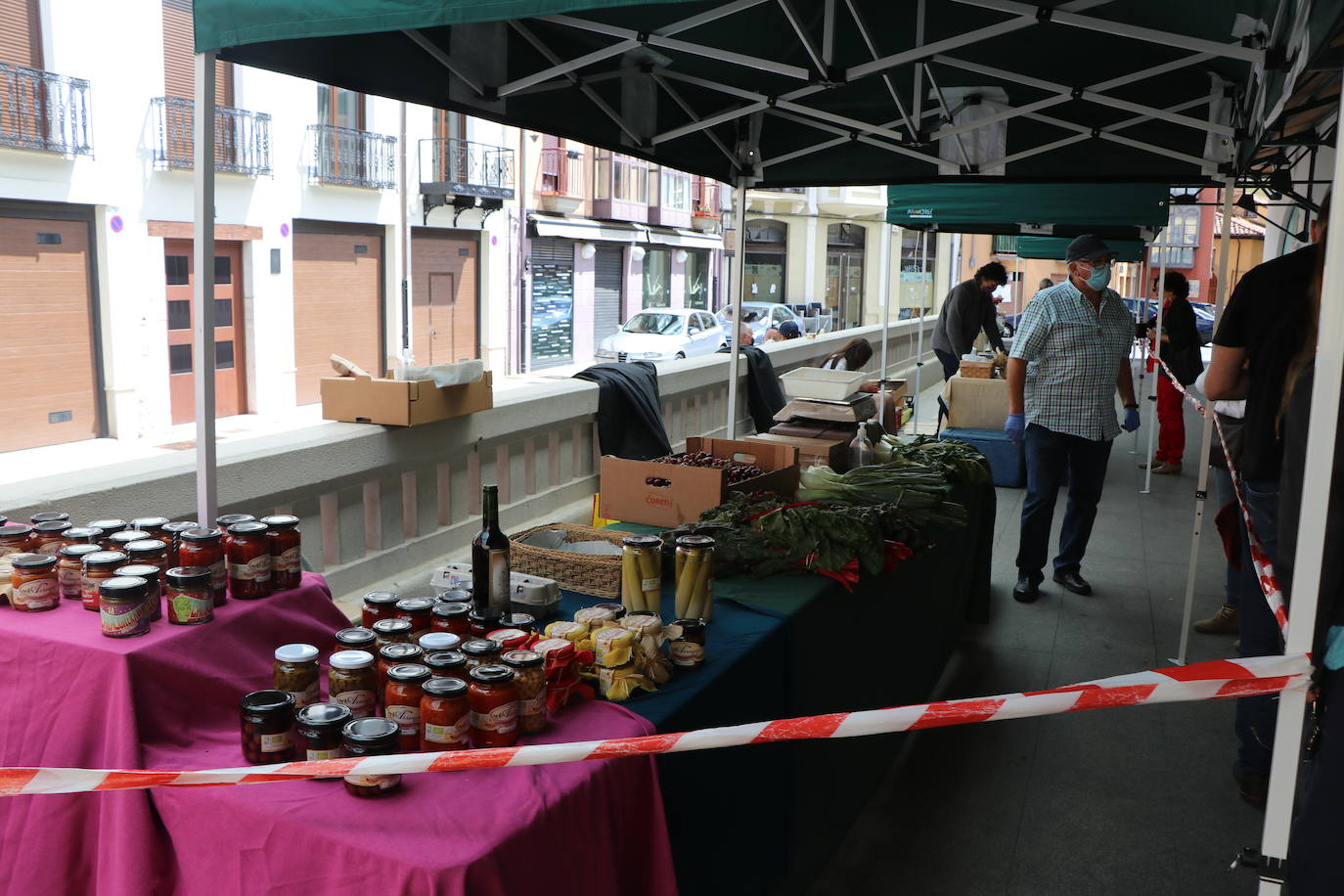 León invita en el Mercado del Conde Luna a adentrarse en este mundo.