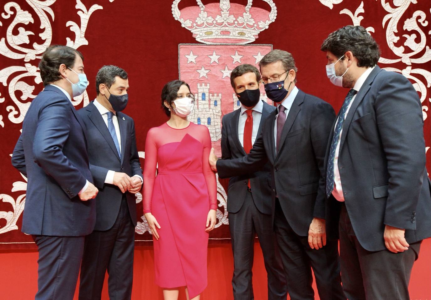 El presidente de la Junta de Castilla y León, Alfonso Fernández Mañueco, asiste a la toma de posesión de la presidenta de la Comunidad de Madrid, Isabel Díaz Ayuso..