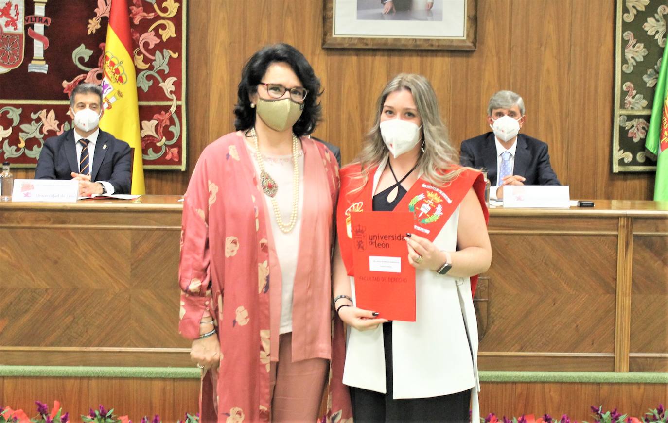 La ULE entregó los premios y becas a varios alumnos de la Facultad de Derecho, en el día de su patrón.