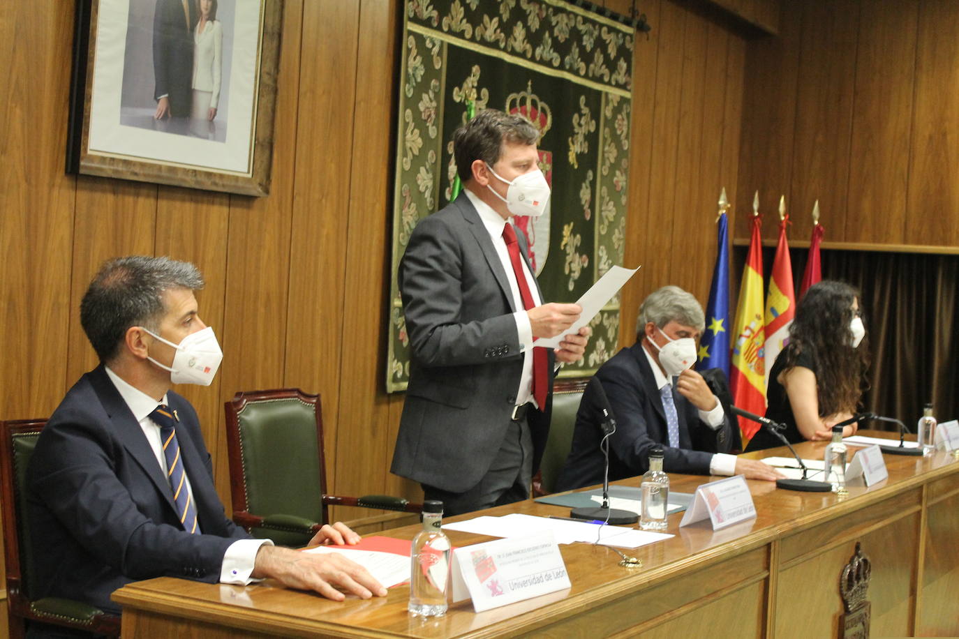 La ULE entregó los premios y becas a varios alumnos de la Facultad de Derecho, en el día de su patrón.