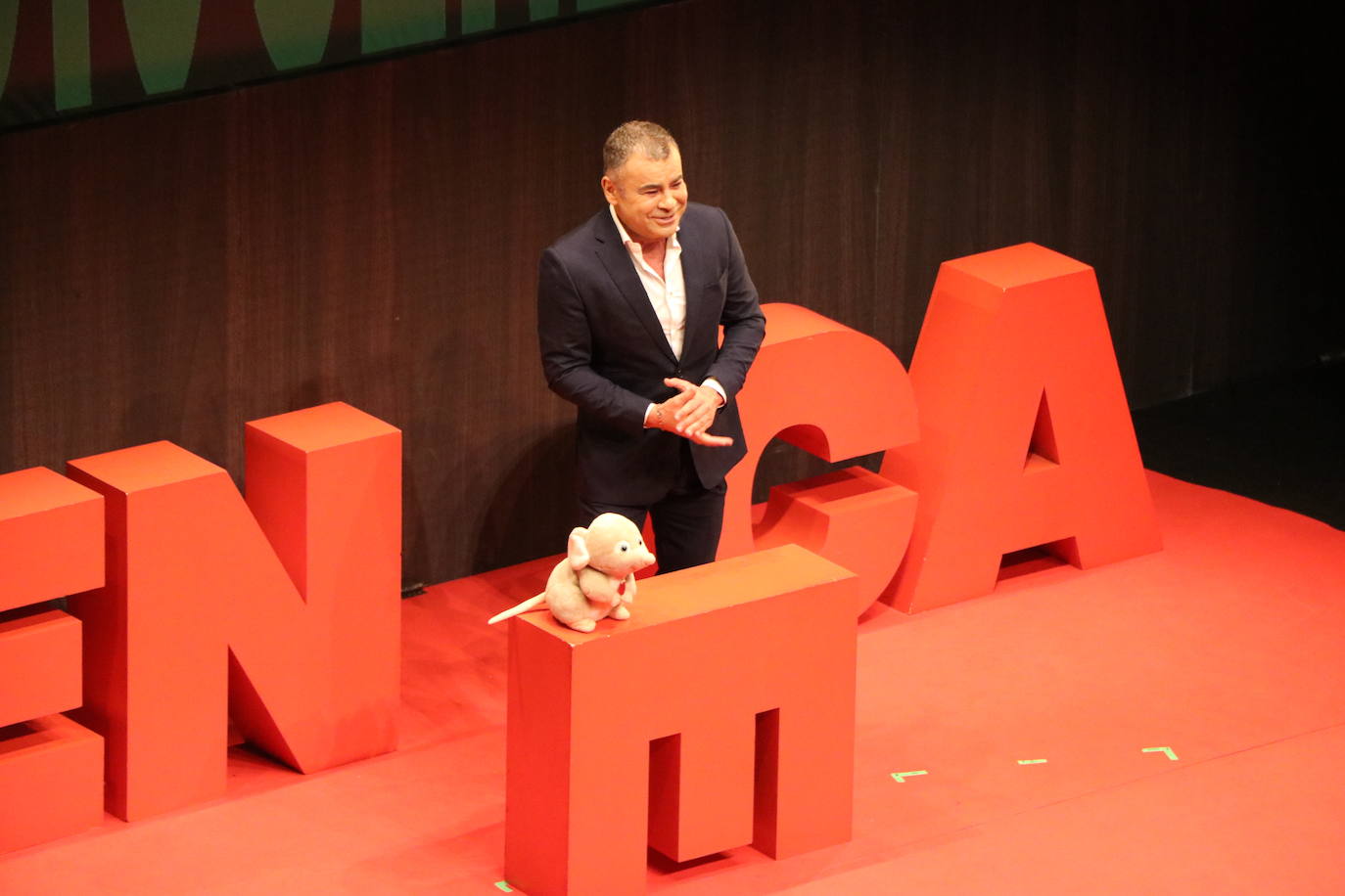 El reconocido presentador ha puesto este domingo sobre las tablas del Auditorio la obra 'Desmontando a Séneca', en la que ha reflexionado sobre las grandes incógnitas que el ser humano nunca sabe contestar