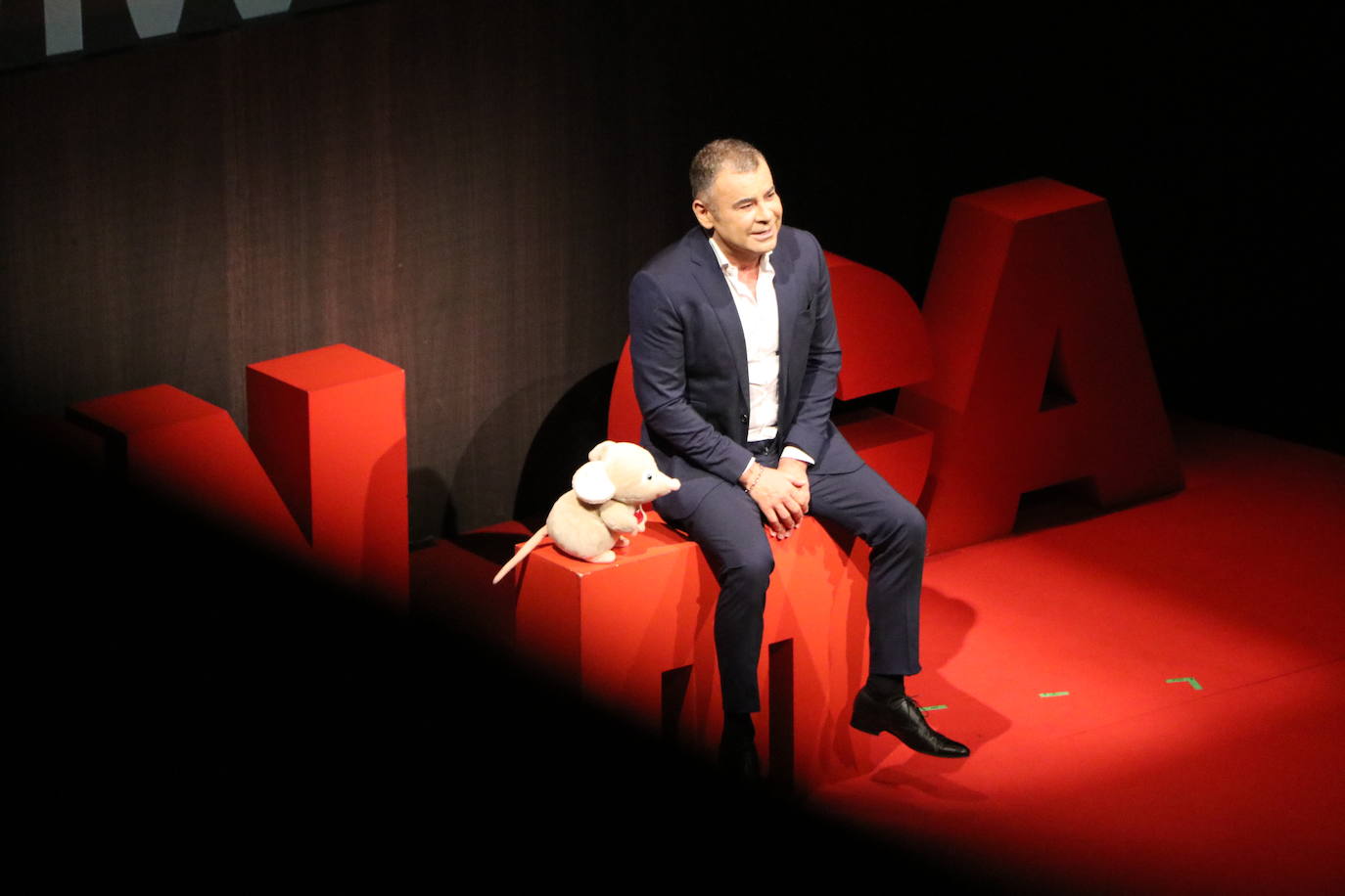 El reconocido presentador ha puesto este domingo sobre las tablas del Auditorio la obra 'Desmontando a Séneca', en la que ha reflexionado sobre las grandes incógnitas que el ser humano nunca sabe contestar