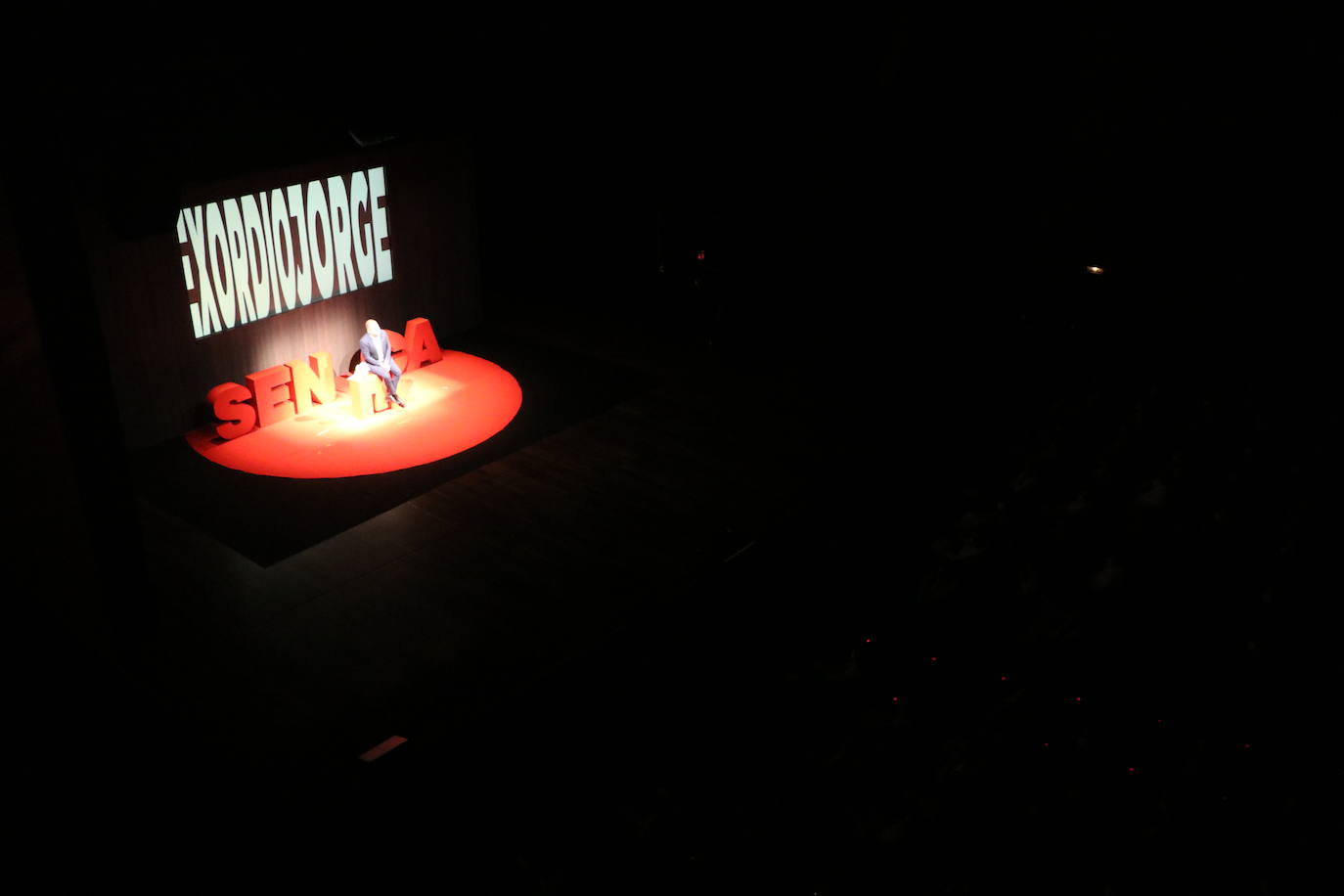 El reconocido presentador ha puesto este domingo sobre las tablas del Auditorio la obra 'Desmontando a Séneca', en la que ha reflexionado sobre las grandes incógnitas que el ser humano nunca sabe contestar