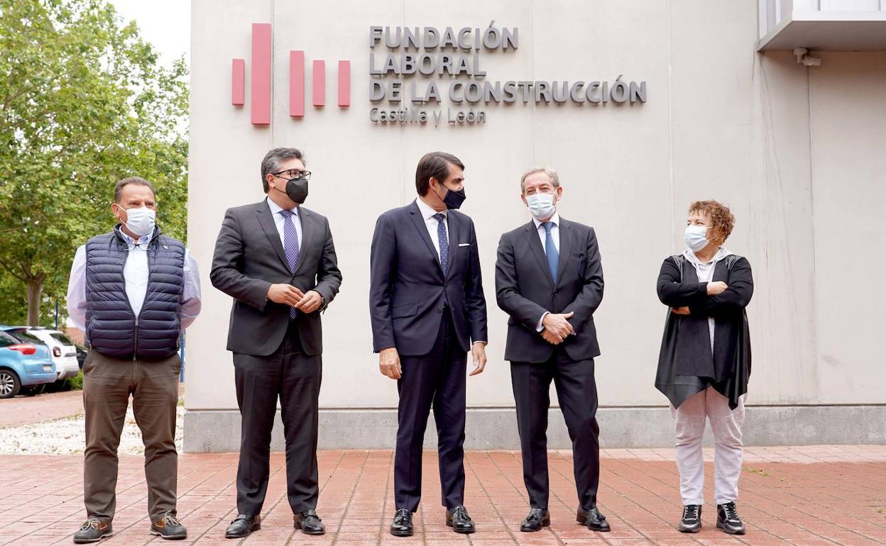 Encuentro de Quiñones con representantes de la construcción.