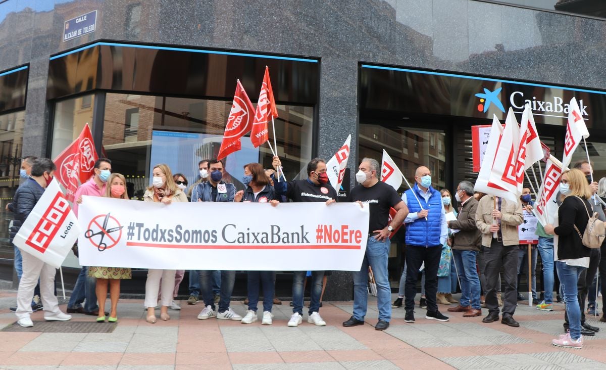 La plantilla de la entidad bancaria en León se concentra en protesta por las condiciones del ERE planteado por la dirección