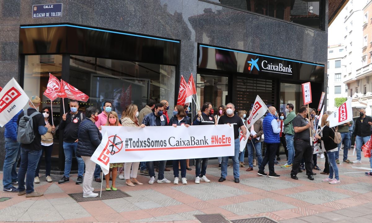 La plantilla de la entidad bancaria en León se concentra en protesta por las condiciones del ERE planteado por la dirección