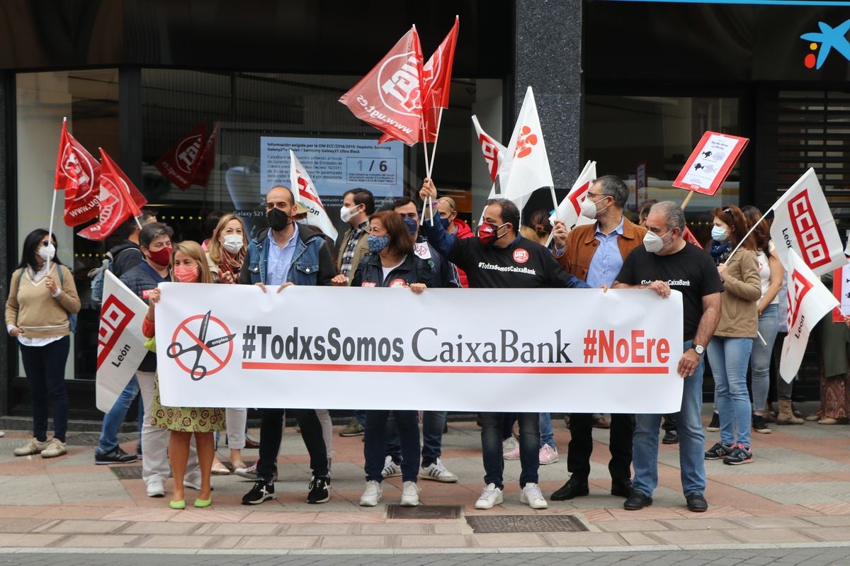 La plantilla de la entidad bancaria en León se concentra en protesta por las condiciones del ERE planteado por la dirección