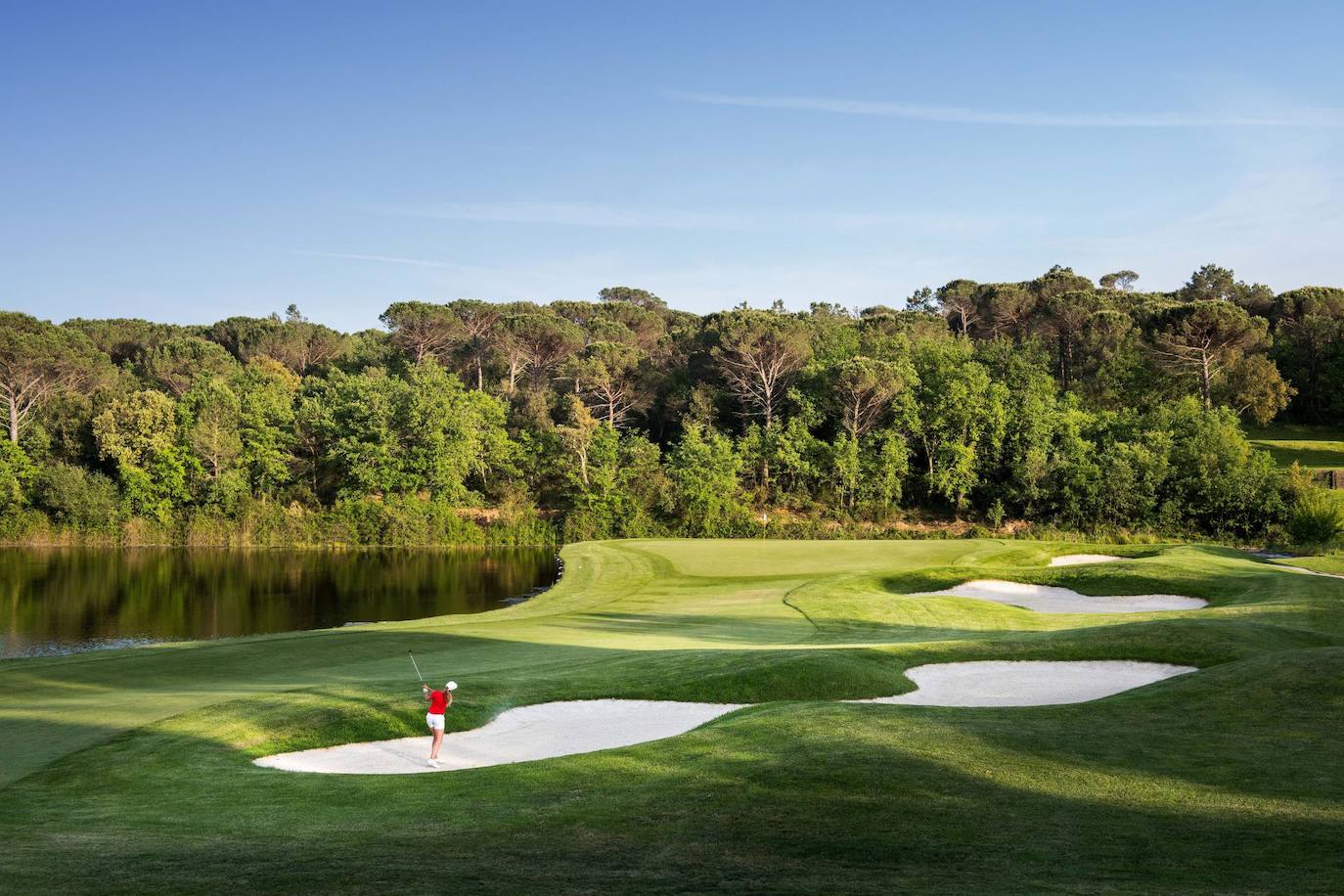 Golf PGA Catalunya Resort. Está situado cerca de Girona y muchos golfistas consideran que hay que emplearse a fondo para jugar.