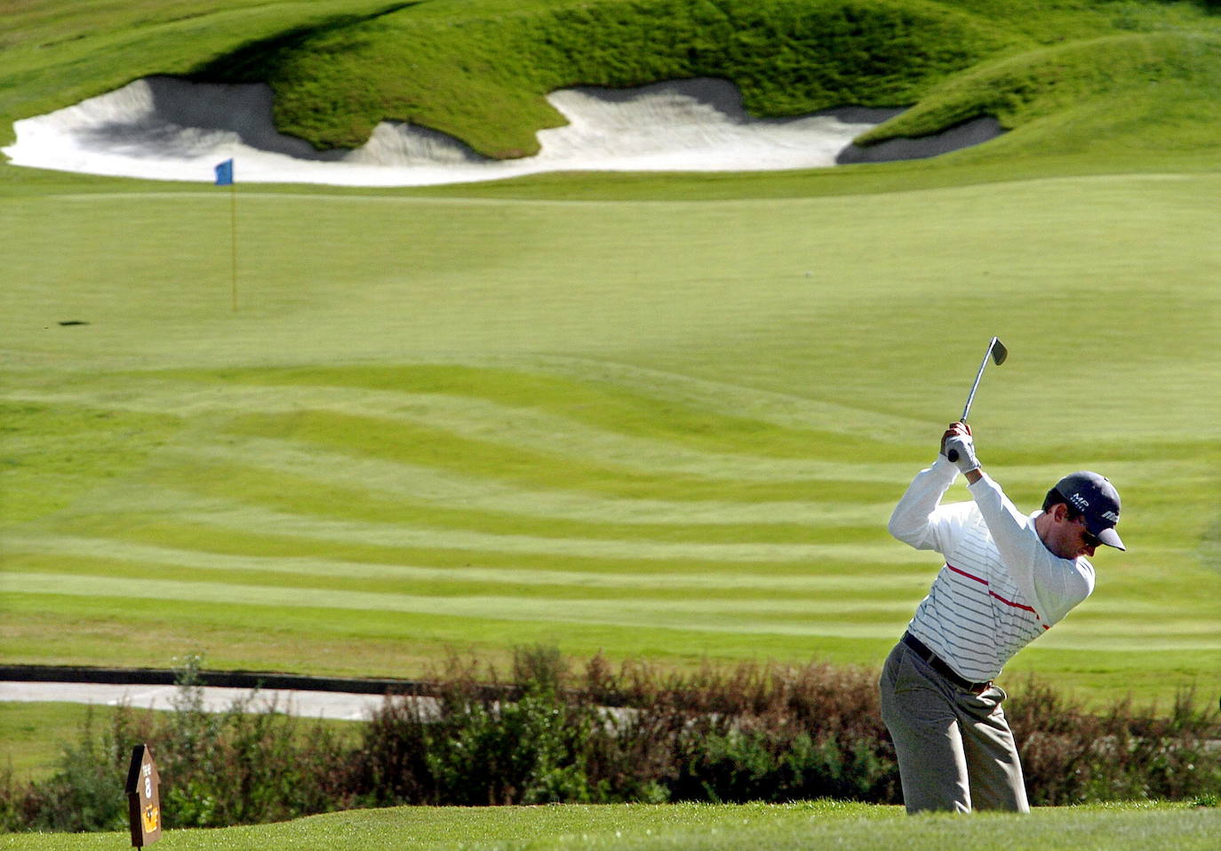 Club de golf La Reserva. Está en Sotogrande, Cádiz. Está construido en una ladera con vistas. Fue diseñado en 2003 por el arquitecto y diseñador Cabell B. Robinson.