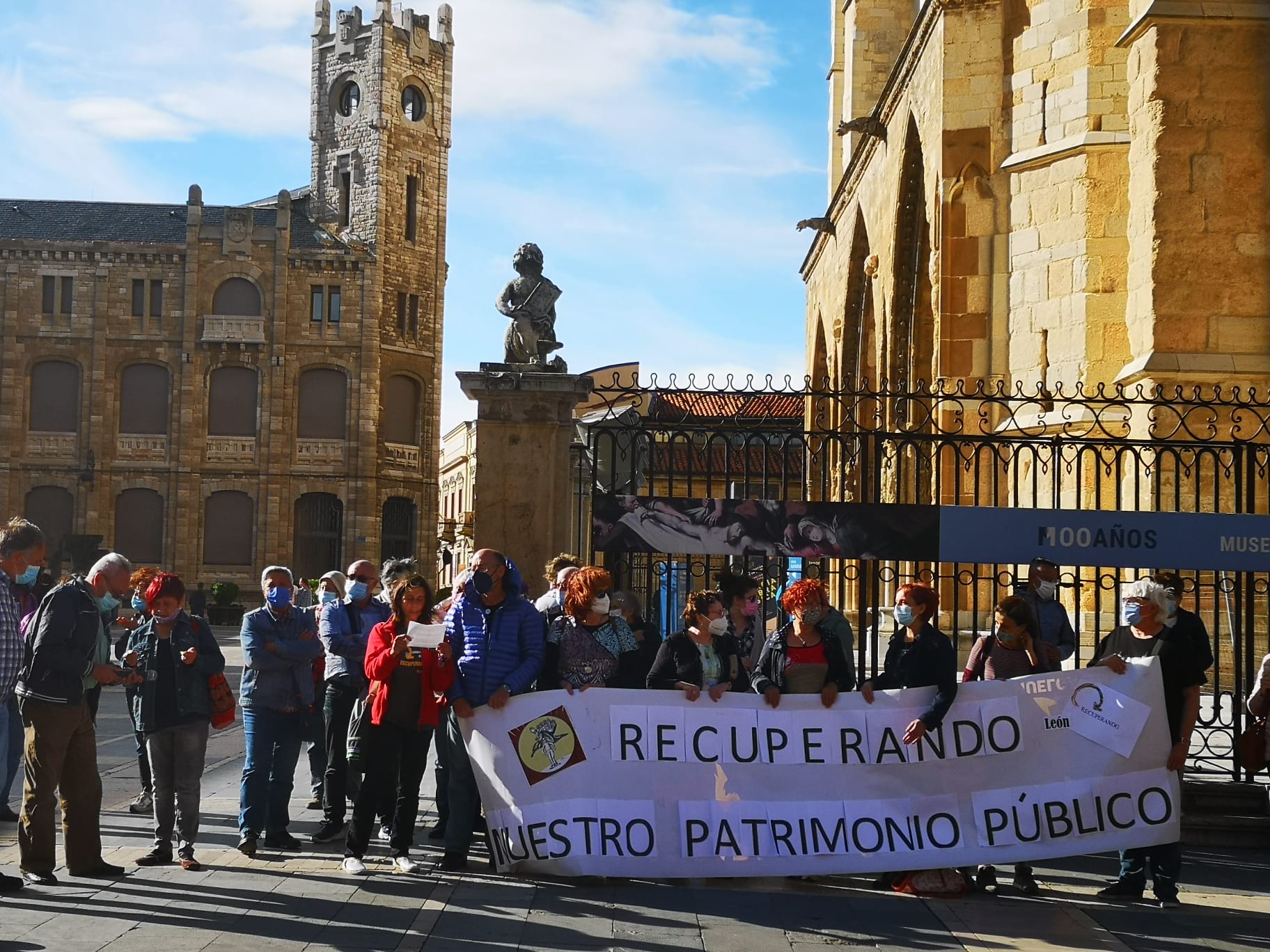 Cerca de 50 personas se concentran frente a la Catedral de León en contra de las «matriculaciones inconstitucionales» de inmuebles por parte de la Iglesia Católica.