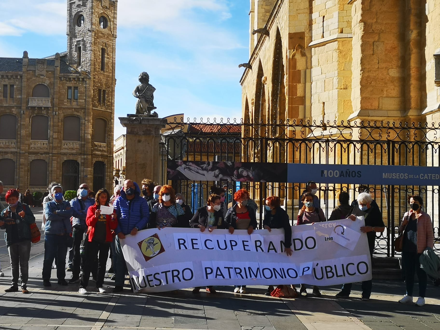 Cerca de 50 personas se concentran frente a la Catedral de León en contra de las «matriculaciones inconstitucionales» de inmuebles por parte de la Iglesia Católica.