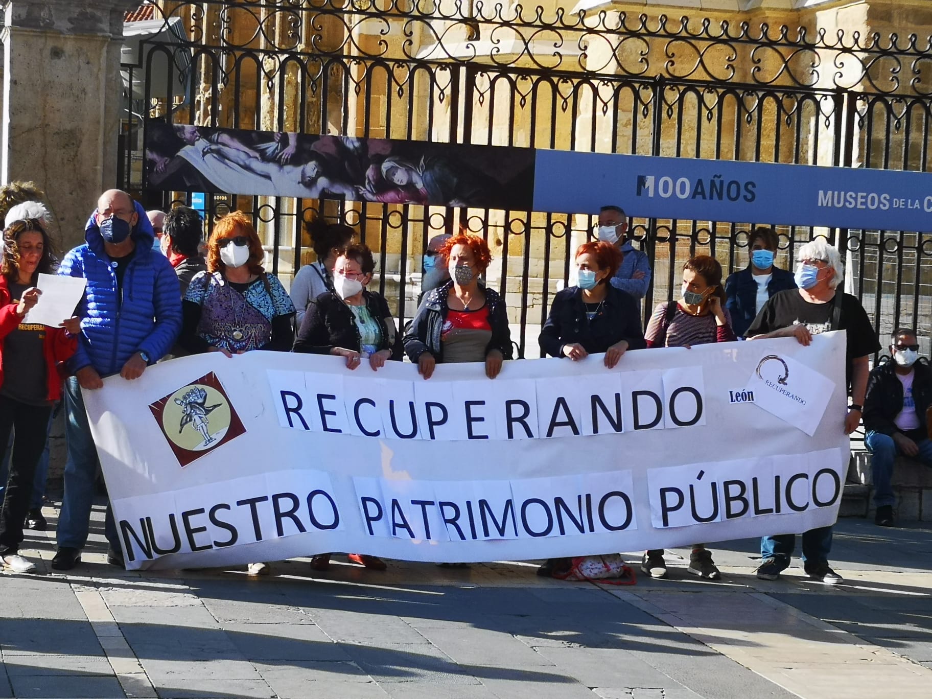 Cerca de 50 personas se concentran frente a la Catedral de León en contra de las «matriculaciones inconstitucionales» de inmuebles por parte de la Iglesia Católica.