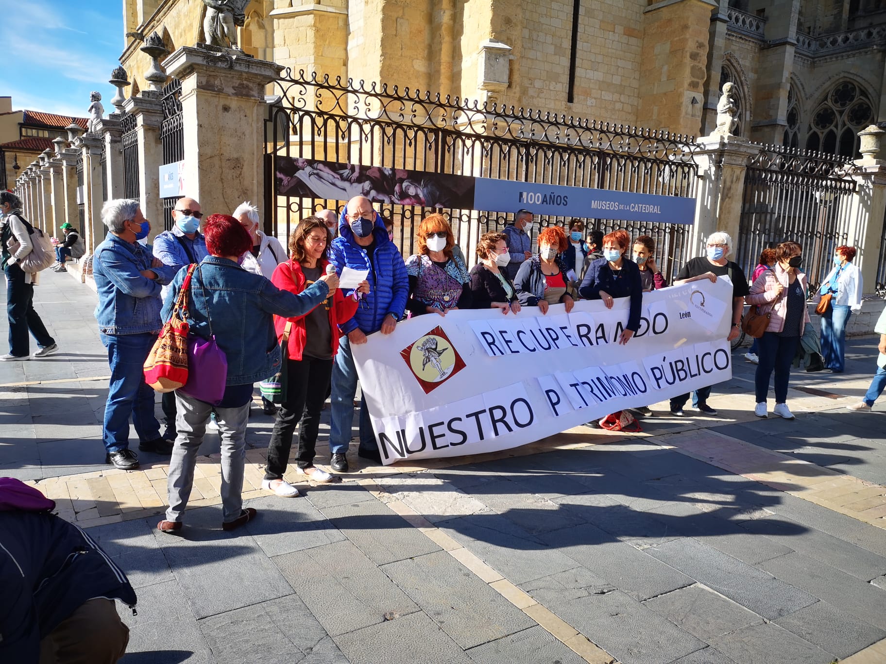 Cerca de 50 personas se concentran frente a la Catedral de León en contra de las «matriculaciones inconstitucionales» de inmuebles por parte de la Iglesia Católica.