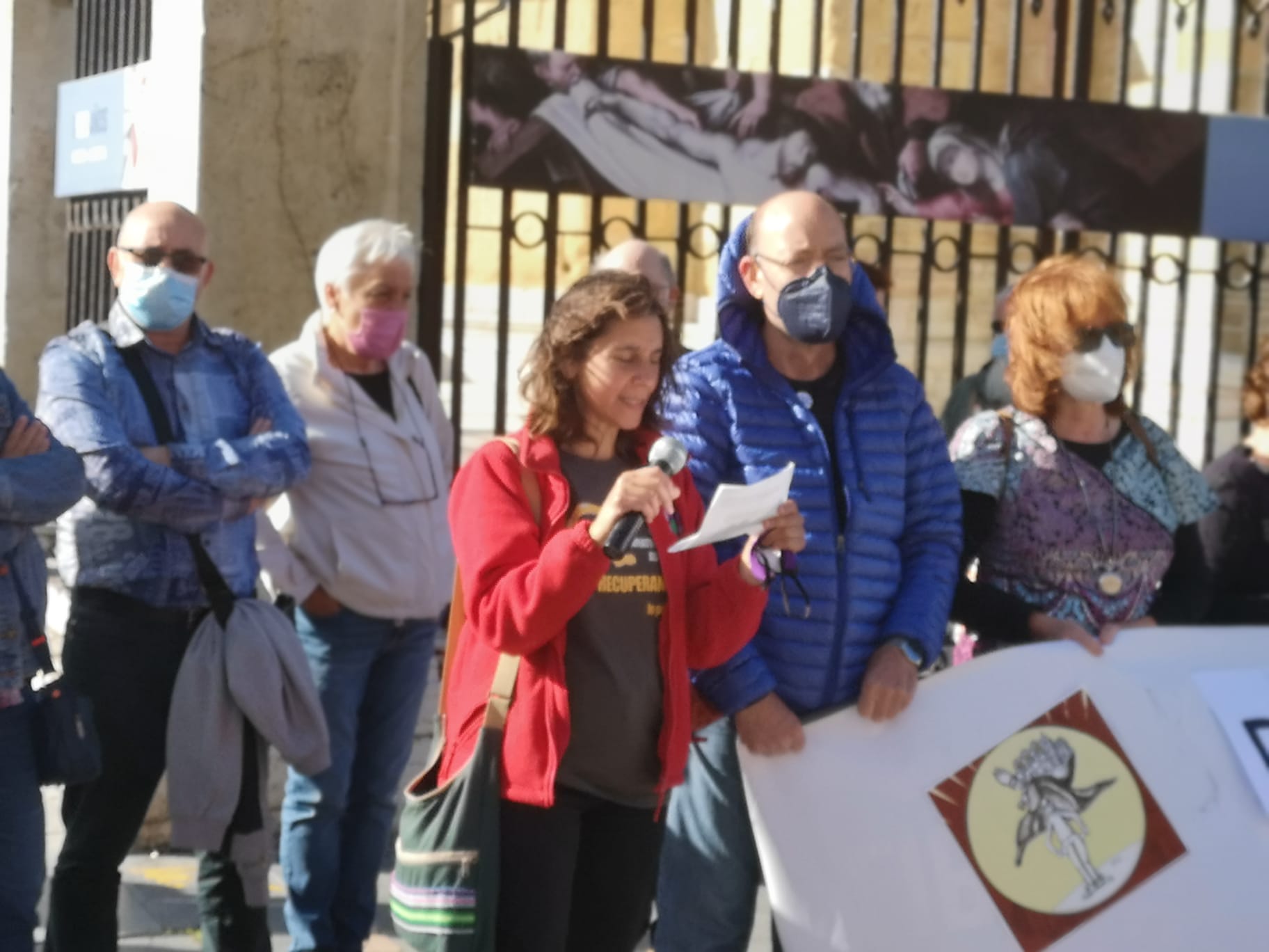 Cerca de 50 personas se concentran frente a la Catedral de León en contra de las «matriculaciones inconstitucionales» de inmuebles por parte de la Iglesia Católica.