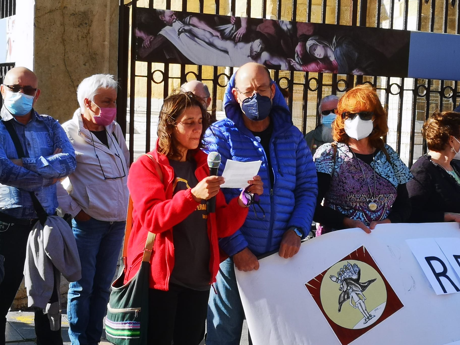 Cerca de 50 personas se concentran frente a la Catedral de León en contra de las «matriculaciones inconstitucionales» de inmuebles por parte de la Iglesia Católica.