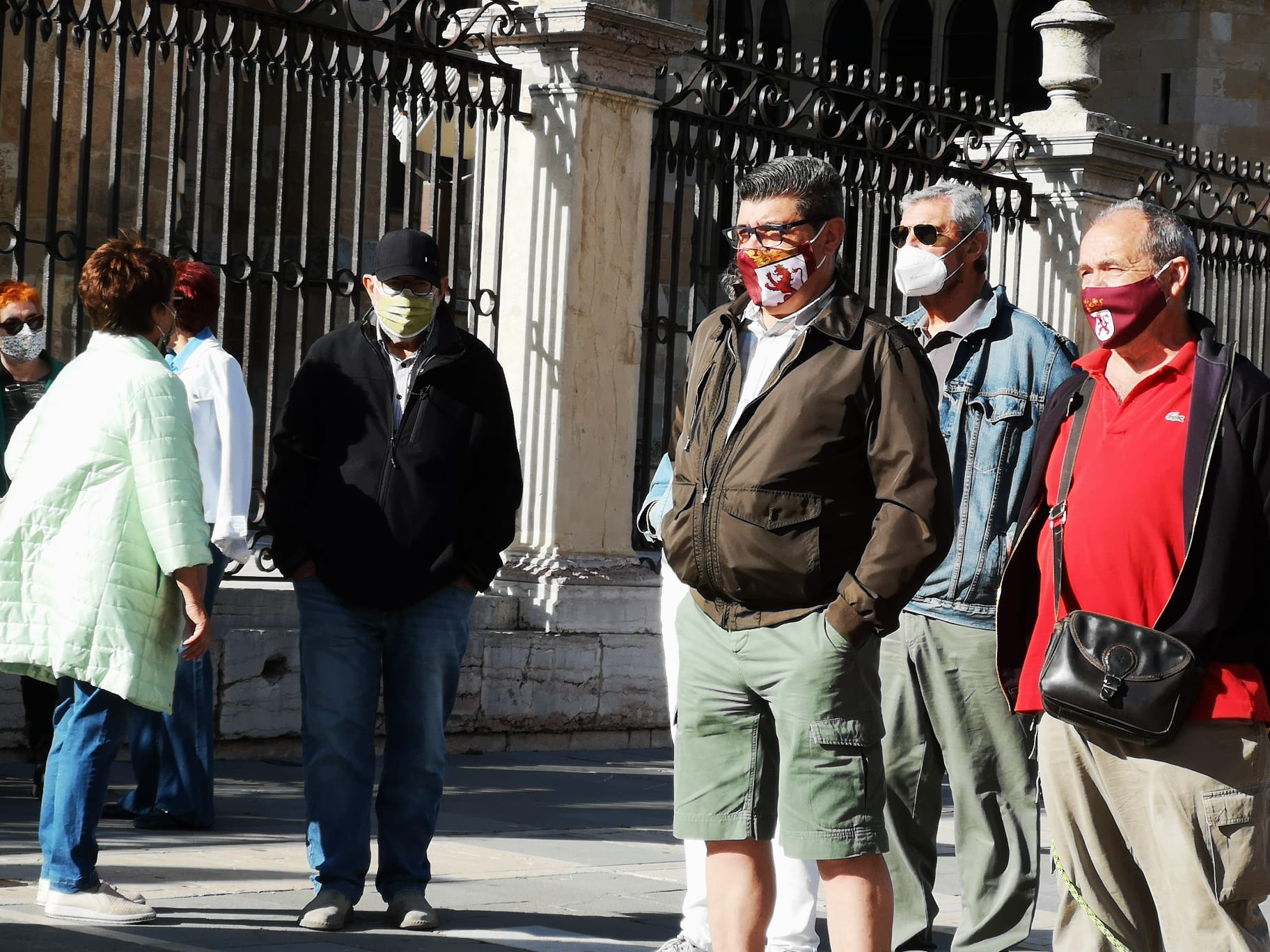 Cerca de 50 personas se concentran frente a la Catedral de León en contra de las «matriculaciones inconstitucionales» de inmuebles por parte de la Iglesia Católica.