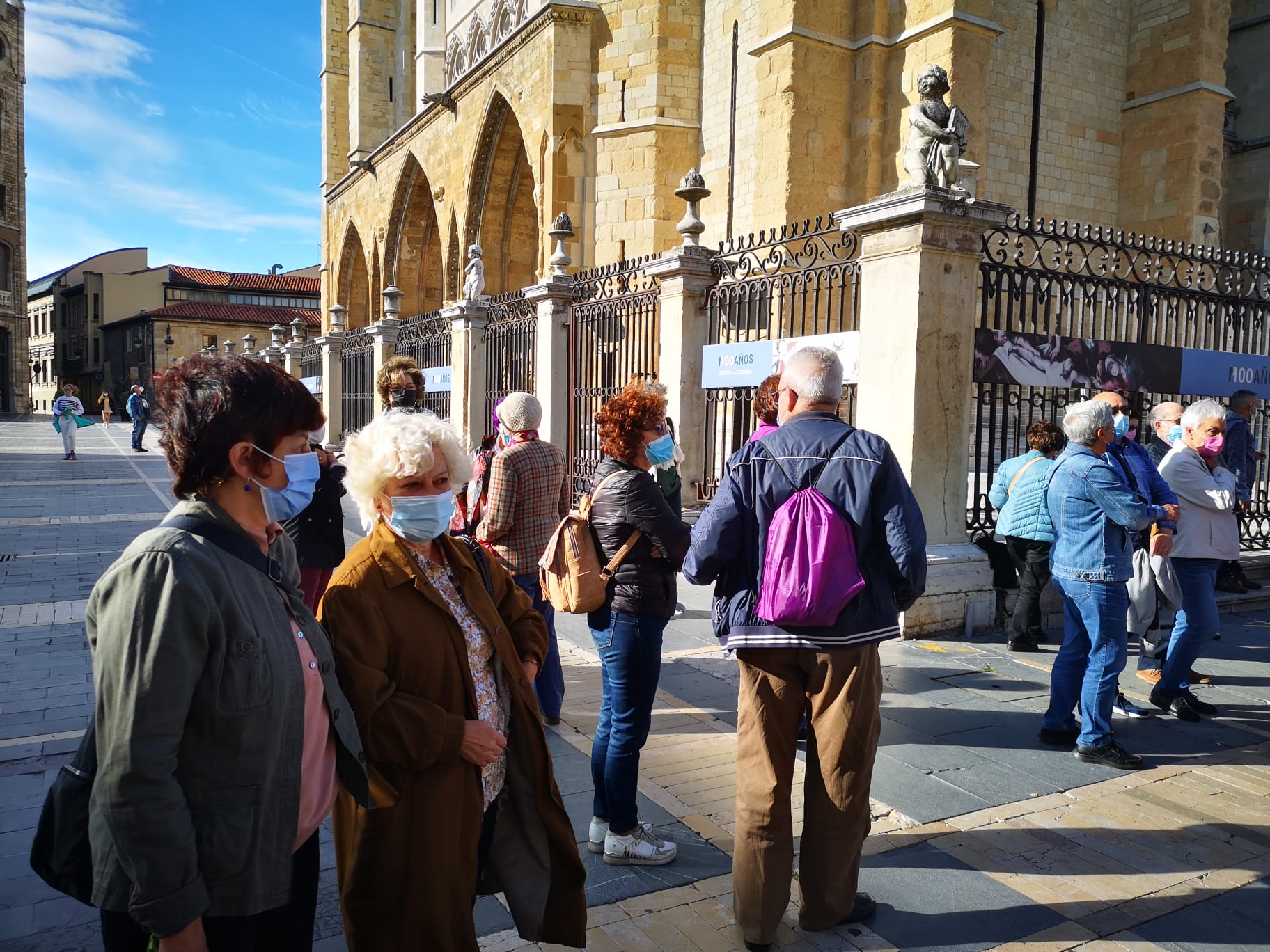 Cerca de 50 personas se concentran frente a la Catedral de León en contra de las «matriculaciones inconstitucionales» de inmuebles por parte de la Iglesia Católica.