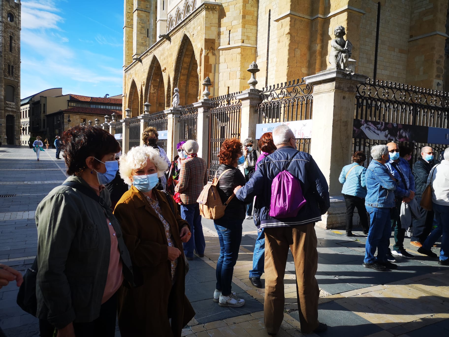 Cerca de 50 personas se concentran frente a la Catedral de León en contra de las «matriculaciones inconstitucionales» de inmuebles por parte de la Iglesia Católica.