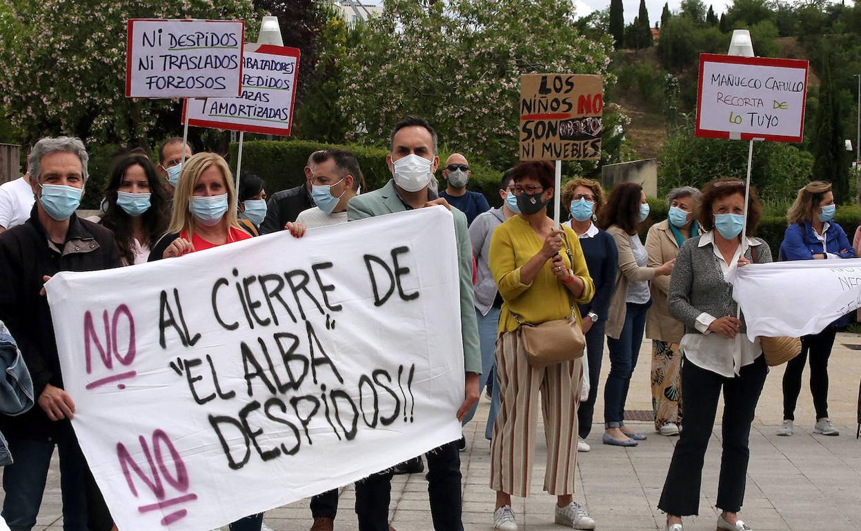 Trabajadores del centro se concentran en las Cortes. 