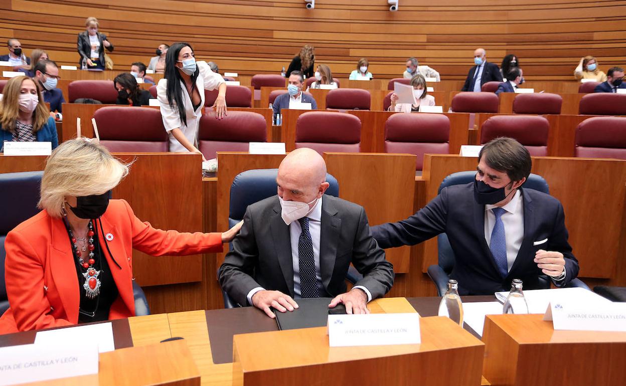 Verónica Casado, Julio Carnero y Juan Carlos Suárez Quiñones en el pleno de las Cortes. 