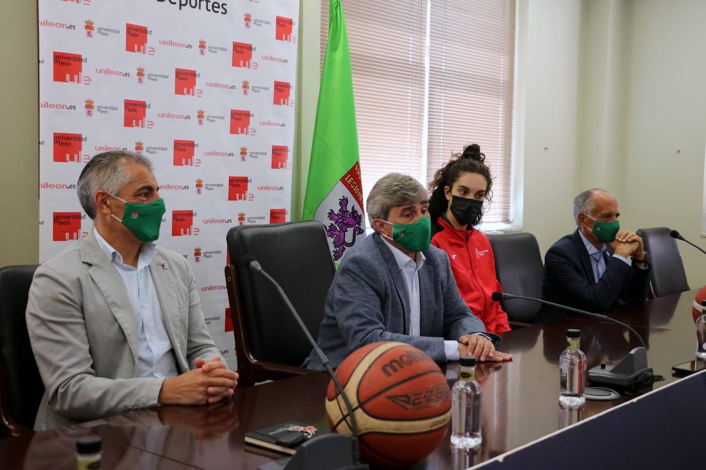 La plantilla fue recibida por la Universidad de León, entre elogios del rector Juan Francisco Marín.