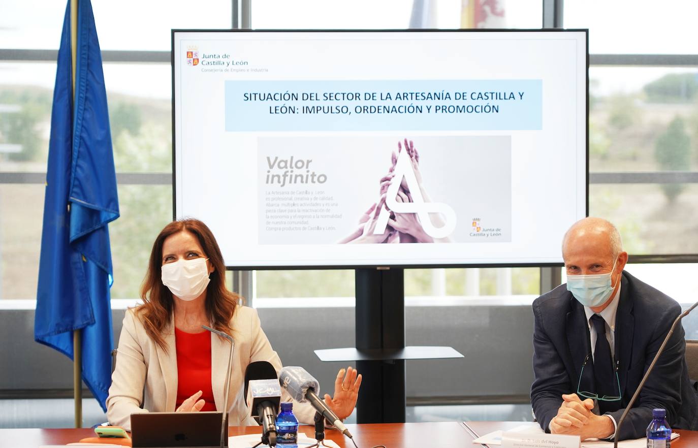 La consejera de Empleo e Industria, Ana Carlota Amigo, junto a miembros de la directiva de FOACAL, informa de nuevas iniciativas para el impulso y la modernización de la artesanía de Castilla y León.