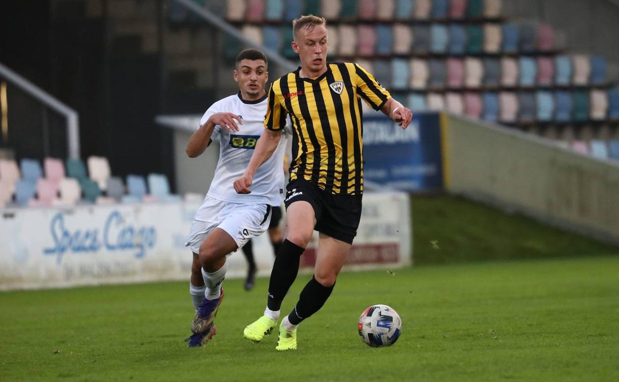 Nikolai Obolskii, en un partido con el Barakaldo.