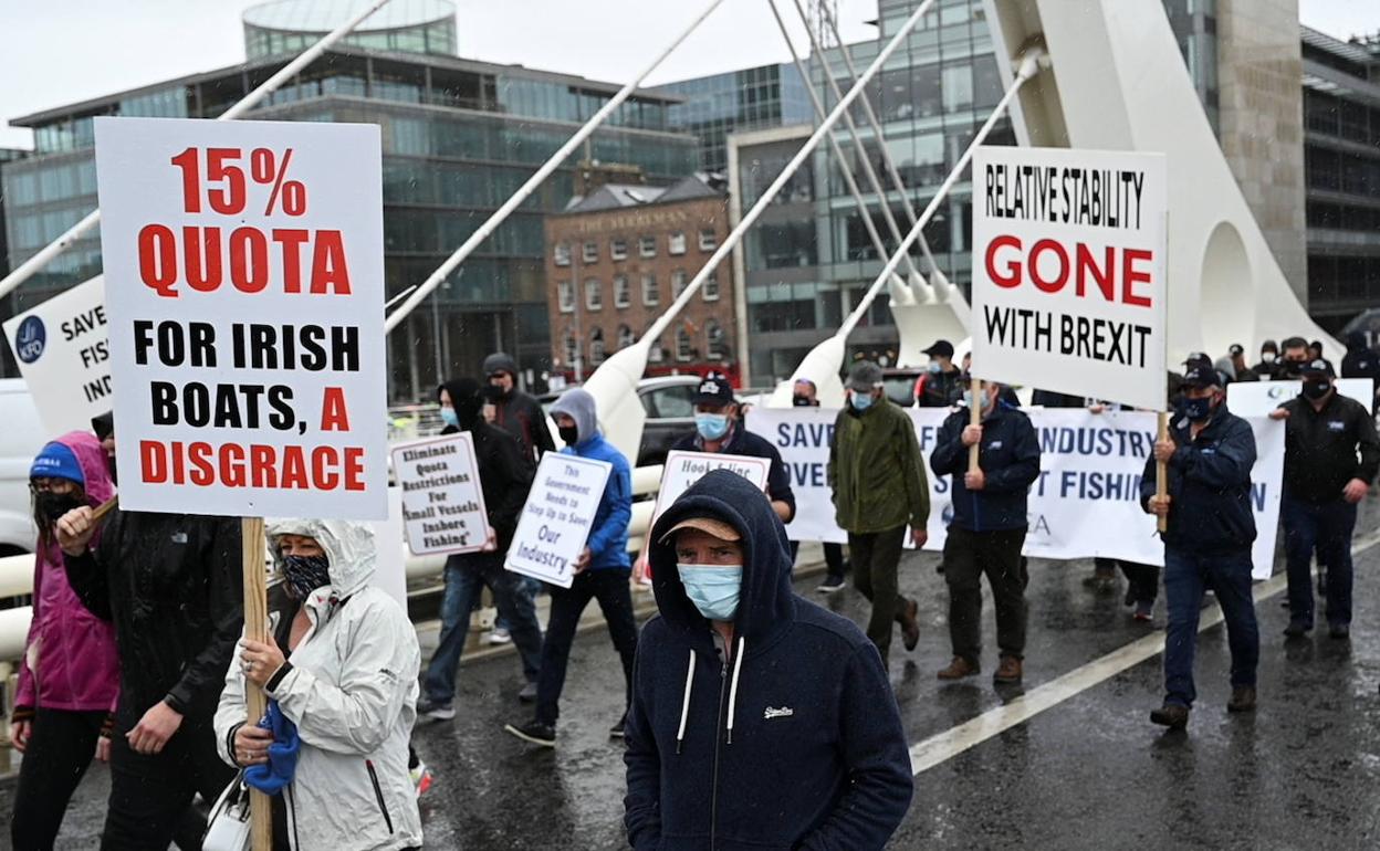 Manifestantes participan en una protesta por el 'brexit' en Dublín para exigir un aumento de las cuotas de pesca en aguas irlandesas.