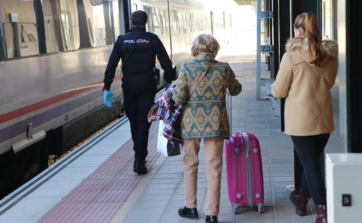 Dos personas aguardan a tomar un tren en la estación ferroviaria de León.