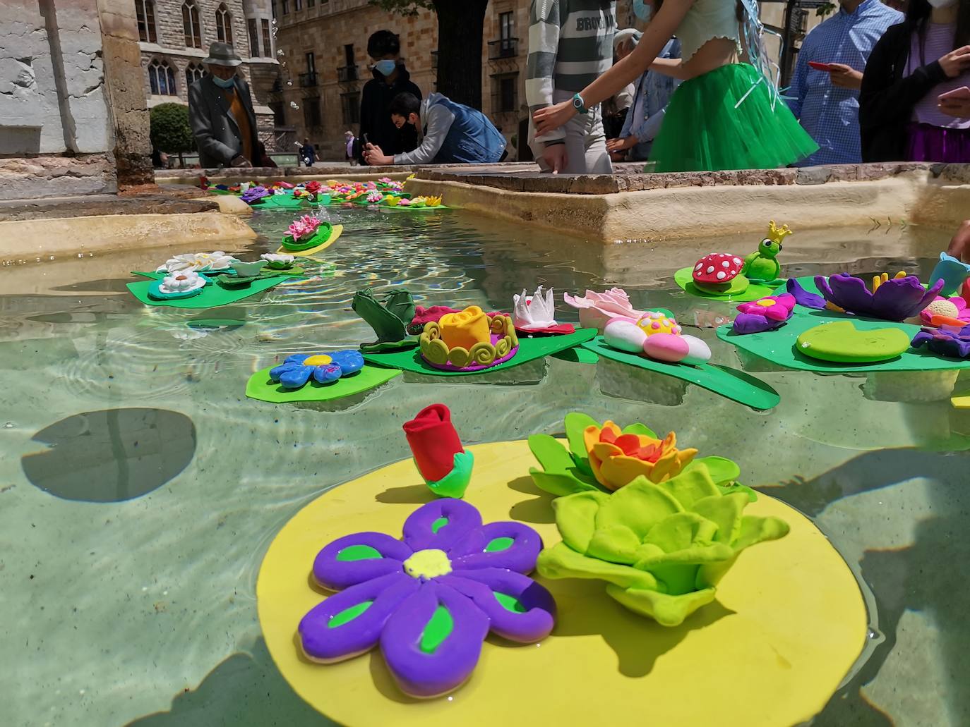 Alumnos de Maristas y La Anunciata despidieron el curso y dieron la bienvenida al verano con nenúfares en la fuente de San Isidoro y San Marcelo.