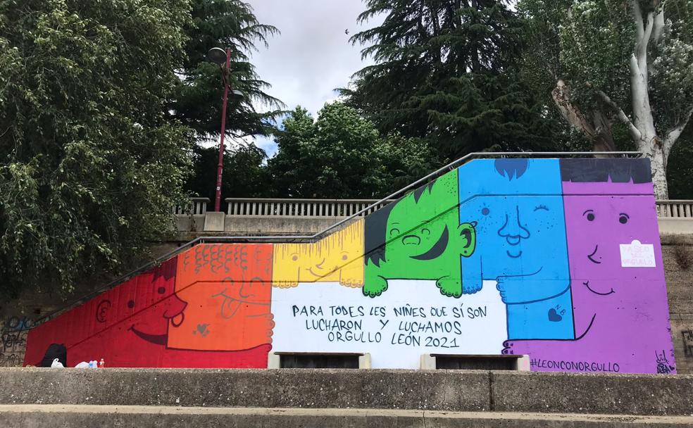 El mural se encuentra frente a la estación de autobuses