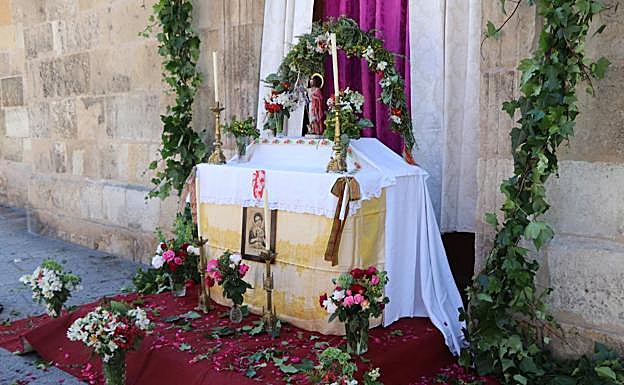 Imagen. Altar de San Juan, lugar donde se pide 'una perrina'. 