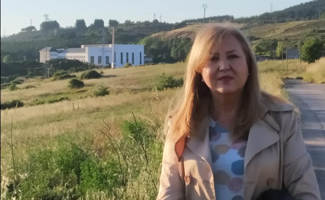 La edil de Cs, Teresa Magaz, con las instalaciones de Ciuden al fondo.