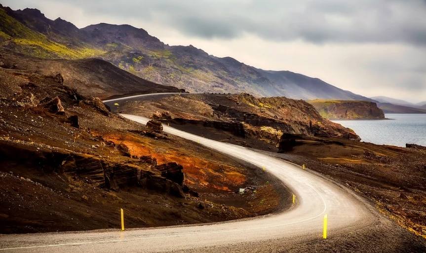 Ring Road. Si visitas Islandia seguramente recorrerás alguno de los más de 1.330 kilómetros que tiene esta carretera que es la única que circunvala el país. Conecta los núcleos urbanos más importantes y es posible que aún te encuentres con zonas de grava. 