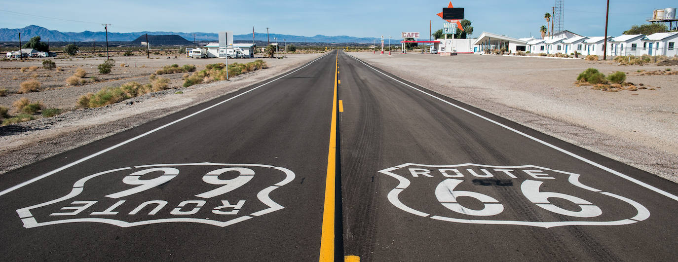 La ruta 66 aparece en canciones, películas, libros…Es una institución en sí misma. Quizás por esto miles de personas se animan a recorrerla para disfrutar de los típicos moteles, cafeterías y pueblos que se encuentran a su paso y que representan la historia de Estados Unidos ya que fue la carretera principal de los emigrantes en los años 30. En el camino, ciudades como Tulsa, Oklahoma o Albuquerque, pero también desiertos, ríos o colinas.