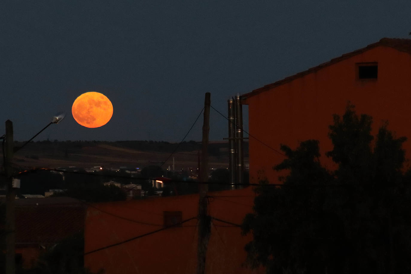 La Luna llena de fresa se alza sobre la capital leonesa