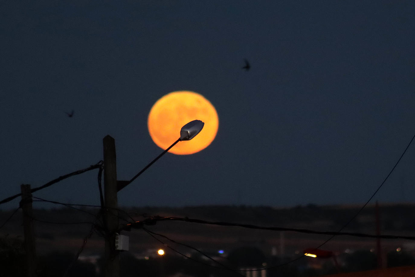 La Luna llena de fresa se alza sobre la capital leonesa