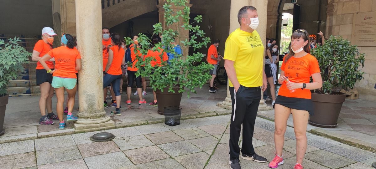 Dos corredores de posan junto a sus nietos a su llegada al Palacio de los Guzmanes.