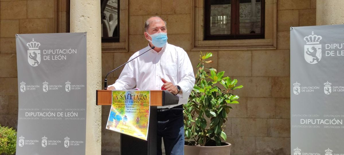 Dos corredores de posan junto a sus nietos a su llegada al Palacio de los Guzmanes.