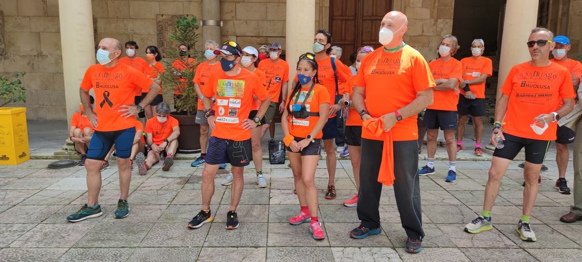 Dos corredores de posan junto a sus nietos a su llegada al Palacio de los Guzmanes.