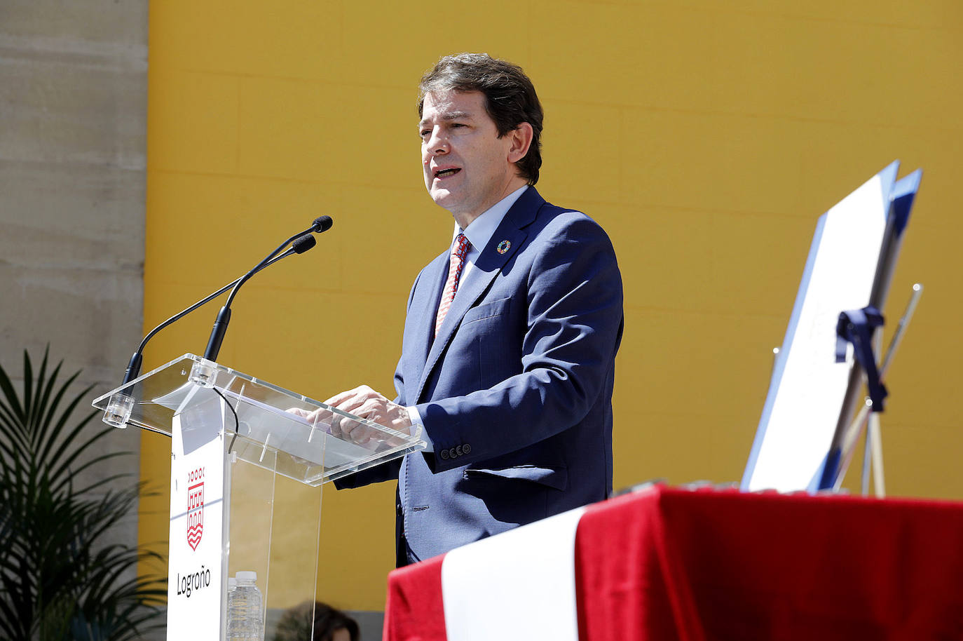 El presidente de la Junta de Castilla y León, Alfonso Fernández Mañueco, firma la Declaración Interregional entre las Comunidades Autónomas del Camino de Santiago.