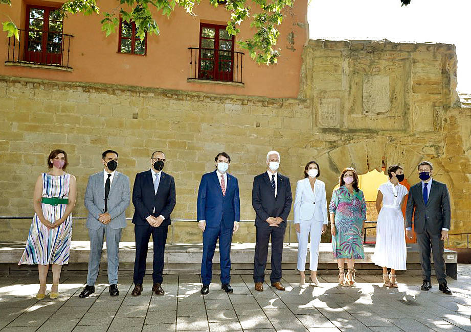 El presidente de la Junta de Castilla y León, Alfonso Fernández Mañueco, firma la Declaración Interregional entre las Comunidades Autónomas del Camino de Santiago.