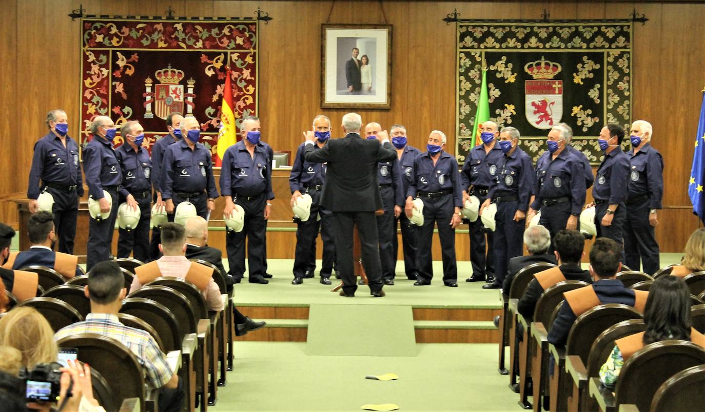 El Aula Magna San Isidoro acogió ayer la ceremonia de graduación de los 48 estudiantes de la VII promoción de los grados y máster que se imparten en el centro.
