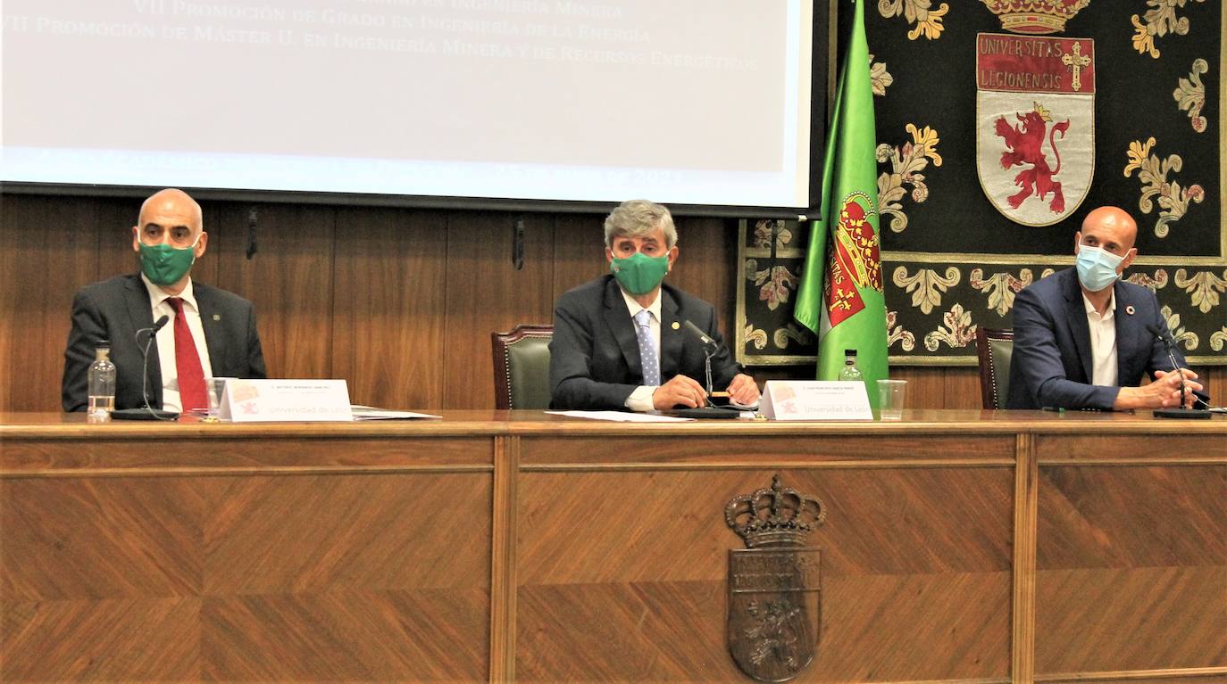 El Aula Magna San Isidoro acogió ayer la ceremonia de graduación de los 48 estudiantes de la VII promoción de los grados y máster que se imparten en el centro.
