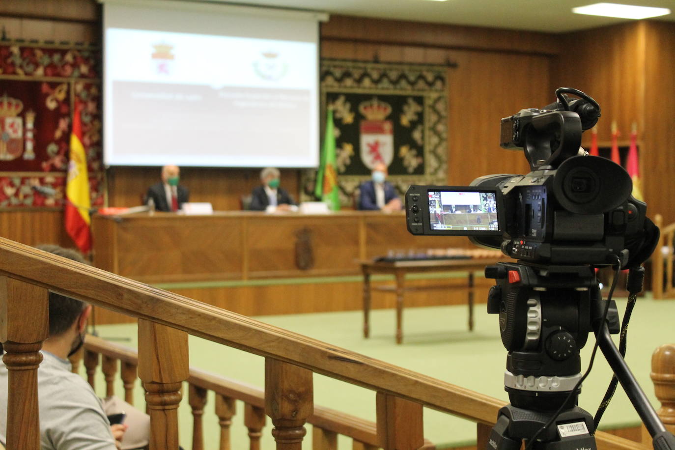 El Aula Magna San Isidoro acogió ayer la ceremonia de graduación de los 48 estudiantes de la VII promoción de los grados y máster que se imparten en el centro.