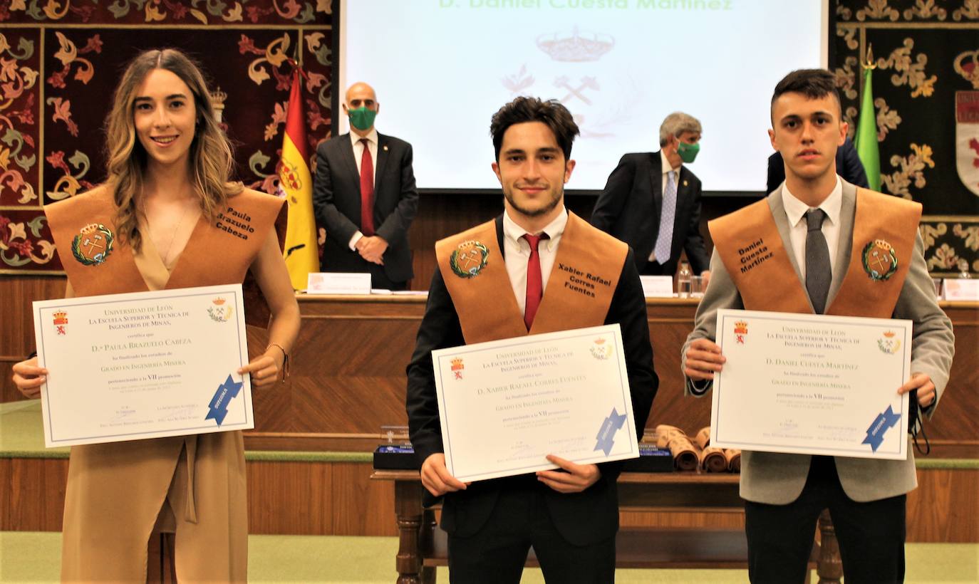 El Aula Magna San Isidoro acogió ayer la ceremonia de graduación de los 48 estudiantes de la VII promoción de los grados y máster que se imparten en el centro.